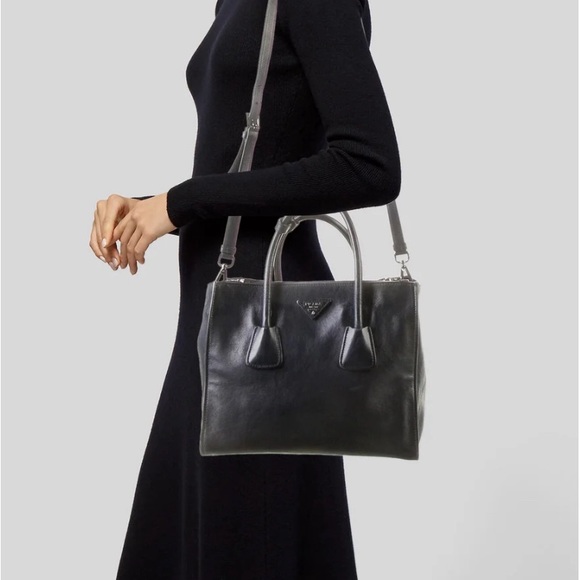 Glace Calf Twin Pocket Tote. - Picture 3 of 4